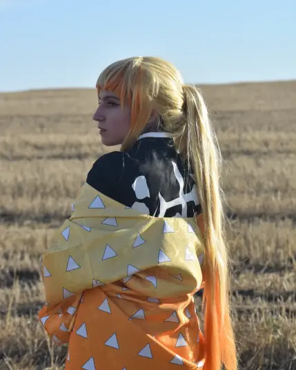 Cosplay de Zenitsu versión femenina, aparezco de espaldas con el haori un poco bajado para que se vea la espalda del uniforme