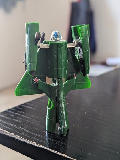 Un des premiers #gobot et l'un des plus mignons car très... rudimentaire. Ce qui lui donne une certaine personnalité. Avion de chasse vert avec le cockpit qui se divise en deux pour faire les bras et l'aileron arrière se retourne pour faire des espèces de jambes...