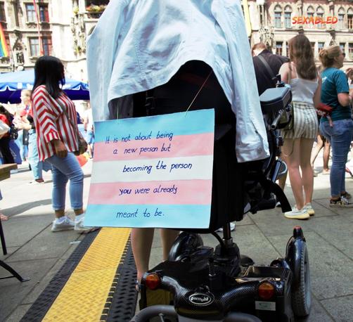 Die CSD Hauptbühne zur Mittagszeit. Das Bild zeigt, eine große Menschenmenge die sich bereits eingefunden hat.