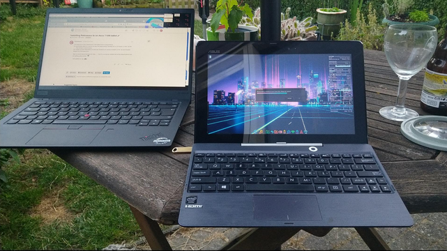 Picture of an Asus Transformer running Elive Retrowave on a garden table.