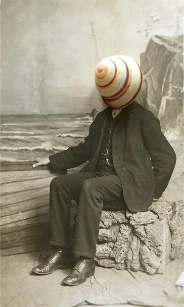 photo vintage d'un homme assis posant devant un paysage matin peint ; sa tête est un coquillage.