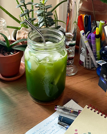 Photo très rafraichissante d'une matcha-limonade très verte avec beaucoup de glaçons.