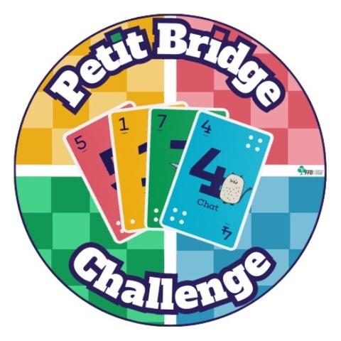Logo du petit bridge challenge avec un jeu de carte du petit bridge.