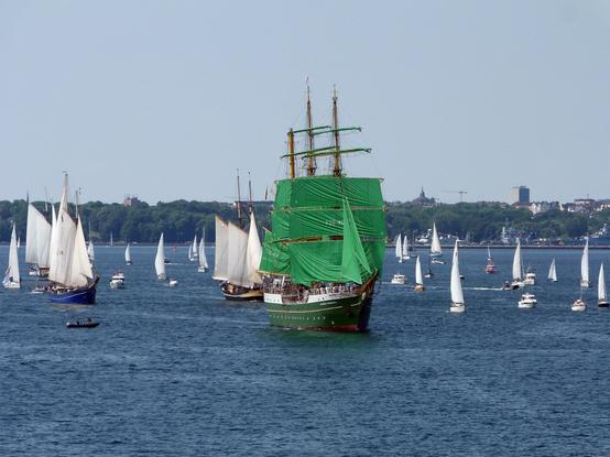 Blick von der Scharhörn auf weitere Teilnehmer der Schiffsparade.