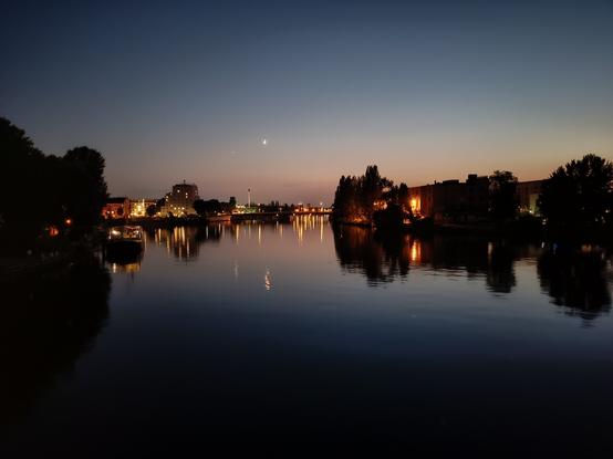 Blick auf die Spree mit untergegangener Sonne