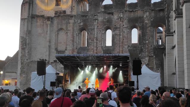 Ultramoule a chauffé le public du Solstice de Beaulieu, projetant sur le grand clocher une paire de seins et leurs initiales (UM).
© Phot cor. NR Denis Maljean