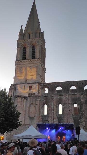 Ultramoule a chauffé le public du Solstice de Beaulieu, projetant sur le grand clocher une paire de seins et leurs initiales (UM).
© Phot cor. NR Denis Maljean