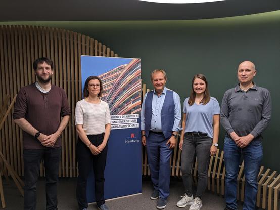 Foto von Jens Kerstan, Senator der Behörde für Umwelt, Klima, Energie und Agrarwirtschaft (BUKEA) und vier Personen von GermanZero Hamburg.