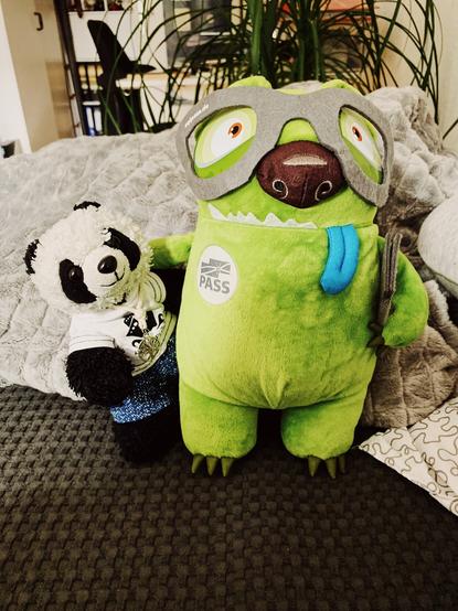 Ein Bild von einem kleinen Plüschpanda und einem grünen Plüsch-Data-Monster.