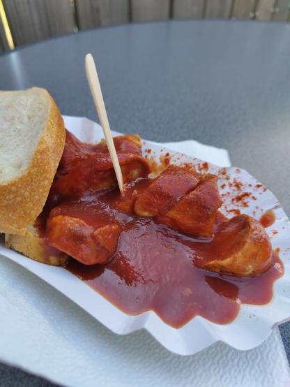 Schale mit Currywurst und Brot