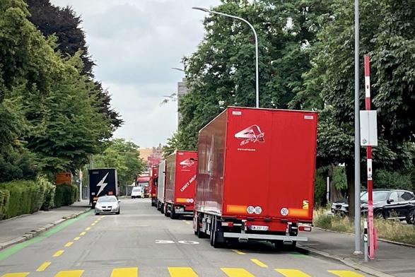 Beidseitig auf der Baslerstrasse parkierte Lastwagen blockieren die Velo-Vorzugsroute Altstetten.