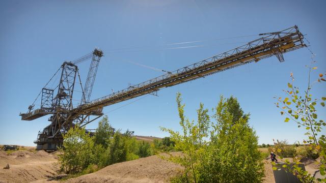 DE: Großaufnahme eines Absetzers, einen mehrere Meter großes Gerät, mit welchem Schüttgut gezielt an einem Ort abgeschüttet werden kann.

EN: Big picture of a stacker. This big machine is used to place bulk material at a specific location.