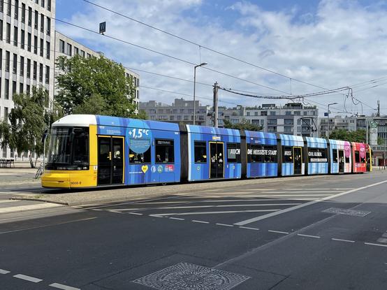 Tram in Berlin, komplett beklebt mit den blauroten Klimastreifen