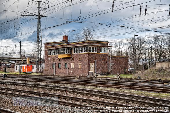 Das Stellwerk "B 20" befindet sich im unteren Bahnhofsteil von Falkenberg (Elster), nördlich der Bahnsteige. Von hier aus werden Weichen und Signale auf den Strecken 6133 (Jüterbog -- Zeithain Bogendreieck), 6207 (Węgliniec –- Roßlau / Elbe) und  6345 (Halle / Saale -- Cottbus) gesteuert. Die Inbetriebnahme erfolgte 1948. Es handelt sich um ein Siemens & Halske-Stellwerk des Typs 1912 mit neuer Farbscheibenanordnung, ergänzt um Bestandteile der WSSB-Bauform GS II. Das Bild zeigt die Gesamtansicht des Gebäudes von Westen (Bahnhofstraße) her am 17.01.2023.