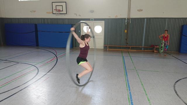 Person in einem Cyr Wheel