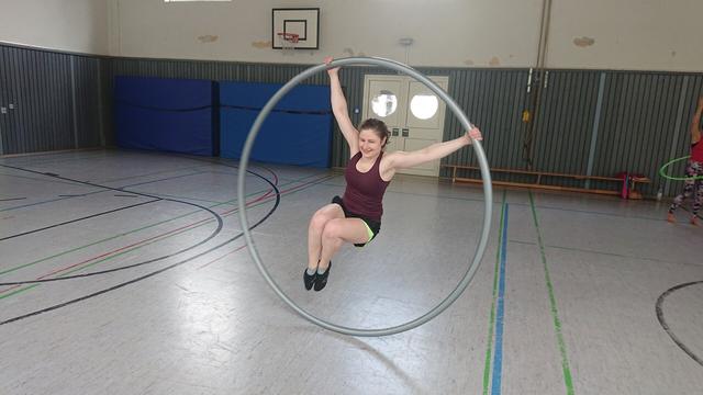 Person trainiert mit einem Cyr Wheel