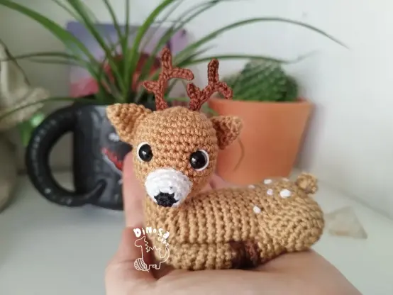 Pequeño amigurumi (muñeco tejido a mano) de un ciervo