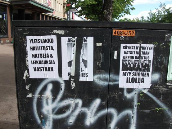 kolme julistetta. 1. yleislakko hallitusta, natseja & leikkauksia vastaan. 2. revitty. 3. yritetty repiä, sama kuin ensimmäisessä kuvassa.