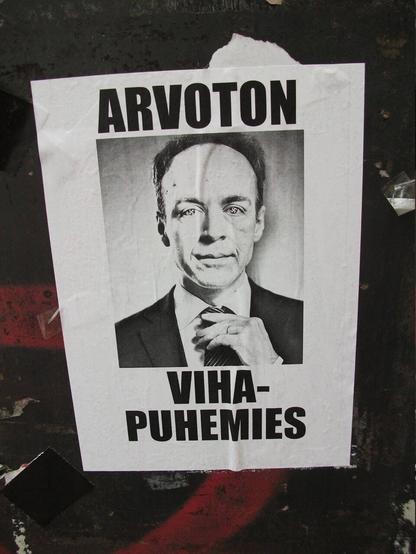 lähikuva halla-ahon arvoton vihapuhemies julisteesta. silmistä löytyy hakaristit.