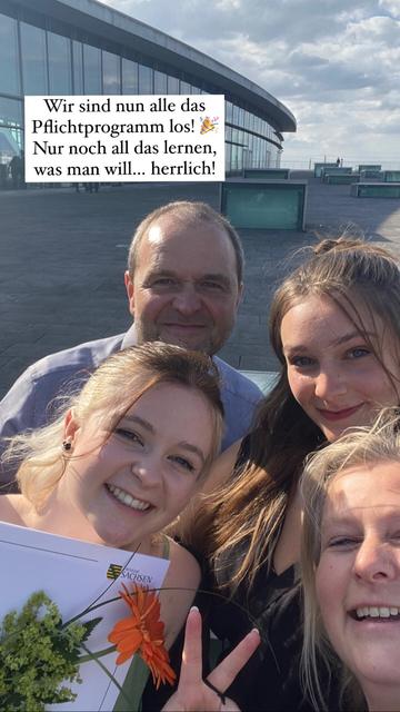 Unsere Familie, zwei Töchter (eine mit Abizeugnis) und mein Mann und ich