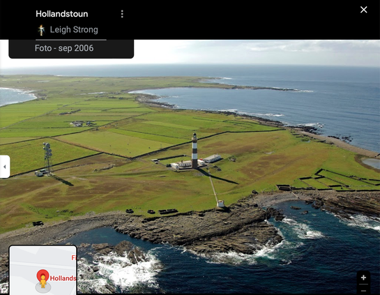 eiland Hollanstoun, 1 van de Orkney-eilanden, in ’t midden de vuurtoren in overwegend grasland