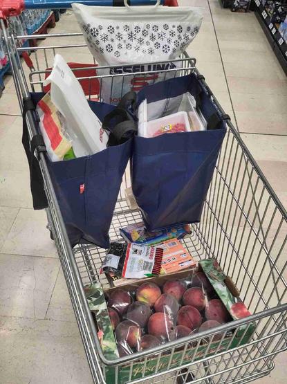 Il carrello della spesa nel supermercato con attaccate le borse. Grazie al presto spesa le borse erano già sistemate prima di pagare