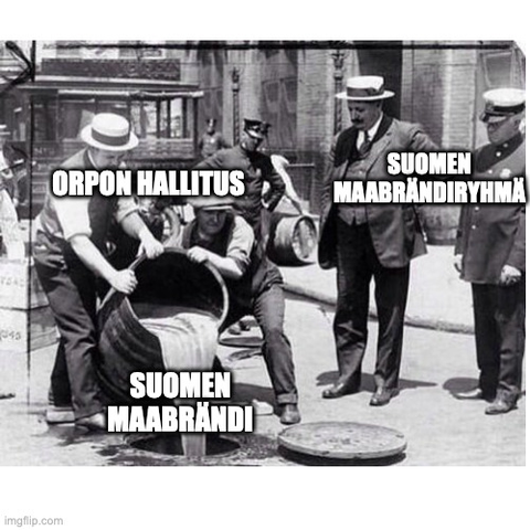 Vanhasta valokuvasta tehty meemi, jossa kaksi miestä kaataa nestettä suuresta puutynnyristä katuviemäriin, poliisi katsoo taustalla toimitusta, vierellä toinen poliisi ja lierihattuinen herra.

Kaatavien miesten päällä teksti Orpon hallitus, katuviemäriin valuvan nesteen päällä teksti Suomen maabrändi, tapahtumaa seuraaven miesten päällä teksti Suomen maabrändityöryhmä.