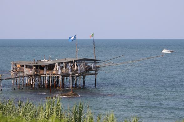 Ein Trabocco an der Küste der Abruzzen