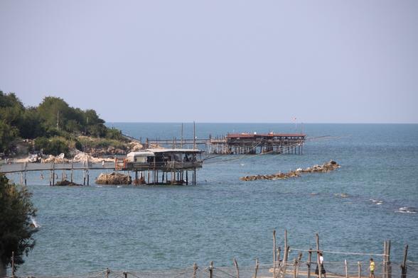 Blick auf zwei Trabocchi an der Abruzzenküste südlich von Pineta