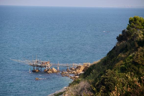 Blick von der Steilküste bei Vasto in den Abruzzen auf einen weiteren Trabocco