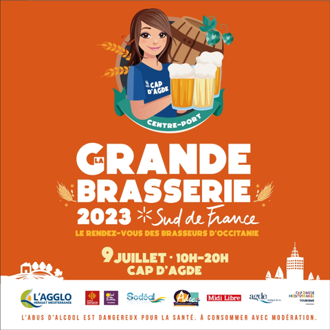 Affiche de l'événement La Grande Brasserie le dimanche 9 juillet 2023 de 10h à 20h sur le quai centre-port du Cap d'Agde. L'affiche représente le dessin sur fond orange d'une jeune femme, en t-shirt bleu siglé Le Cap d'Agde et tenant trois choppes de bière, se tenant devant un fût surplombé de houblon. Deux brins d'orge dépassent du dos de la jeune femme. Une flamme verte sous la jeune femme précise centre-port.
