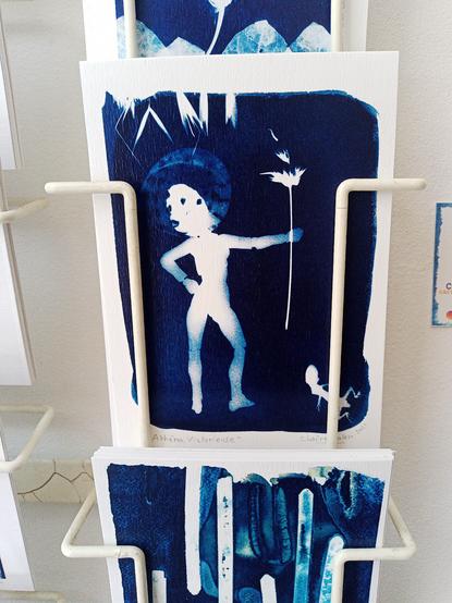 Focus sur une carte postale en cyanotype : Athéna victorieuse.