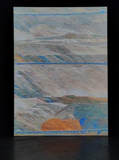 L'artiste joue avec des algorithmes de compression vidéo et les glitchs que cela peut générer pour créer des sortes de tableaux / vidéos, où l'on devine des vagues, des mines à ciel ouvert, des arbres, d'énormes usines, des cascades...