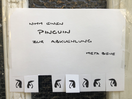 Zettel mit Pinguinen aus wenigen Tuschestrichen zum abreißen am unteren Rand. Text auf dem Zettel. Nimm ein Pinguin zur Abkühlung. Absender Meta  bene