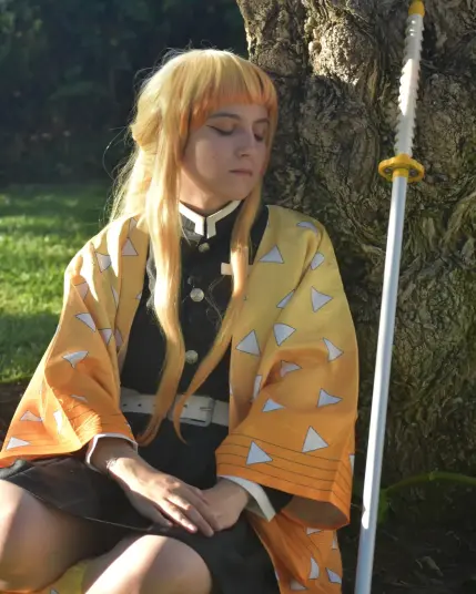 Aquí hago como que estoy dormida apoyada en el tronco del árbol