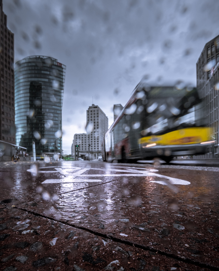 Man sieht einen Bus am Potsdamer Platz bei regen