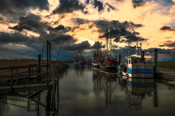Sonnenuntergang im Kutterhafen Wremen an der Wurster Nordseeküste