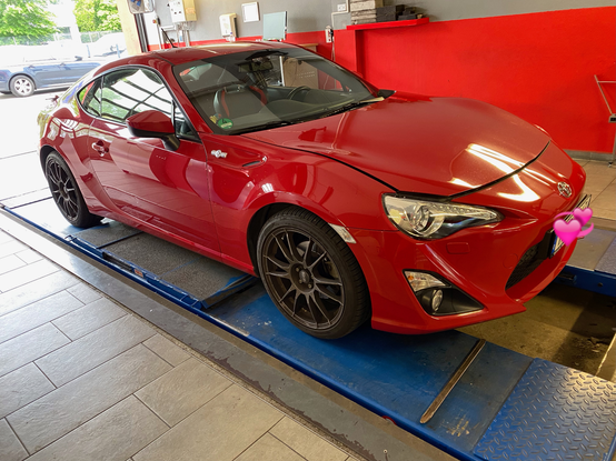 Bild zeigt Toyota GT86 in Rot