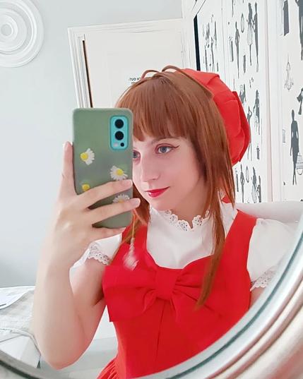 Aparezco con el cosplay de Sakura Cazadora de Cartas haciéndome una foto en el espejo