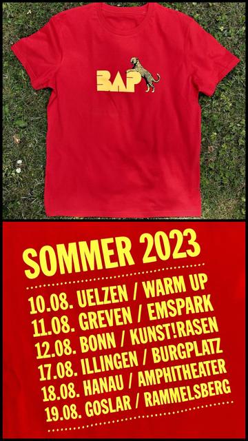 Das NiedeckensBAP-Shirt zur Sommertour im August 2023. Oben: Die Vorderseite des roten Shirts mit BAP-Logo und Leopard.
Unten: Die sechs Tourdaten.
10.08., Uelzen /.Warm Up
11.08., Greven / Emspark
12.08., Bonn / Kunst!Rasen
17.08., Illingen / Burgplatz
18.08., Hanau / Amphitheater
19.98., Goslar /. Rammelsberg