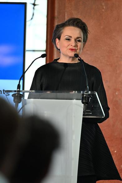 Alexandra van Huffelen praat door microfoons