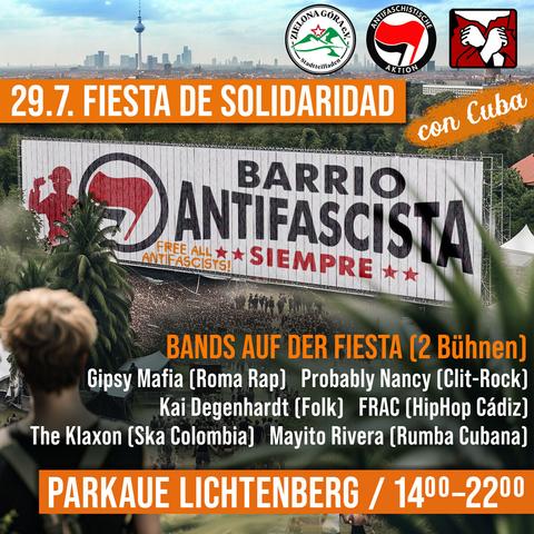 Riesige Propaganda Holzlatten-Werbetafel vor einer großen Fiesta-Menge mit der Aufschrift "Barrio Antifascista --siempre--" und dem Antifa-Logo. Vor einem Wald, vor der Silhouette von Berlin, mit einzelnen Palmen.
Eine Person (no gender context visible) auf dem Weg zu der Fiesta sieht das ganze von der Ferne auf einer Anhöhe.
