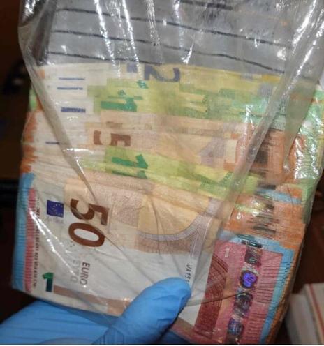 Bei der Durchsuchung sichergestelltes Bargeld ist gebündelt in einer Plastiktüte verpackt.