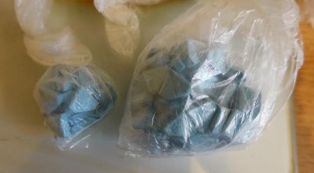 Sichergestellte XTC-Tabletten mit Punisher-Logo, verpackt in Plastiktüten