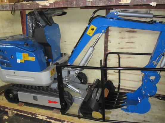 Dieser blaue Mini-Bagger wurde im Sinne des Verbraucherschutzes vom Zoll nach Rücksprache mit der Marktüberwachungsbehörde sichergestellt.