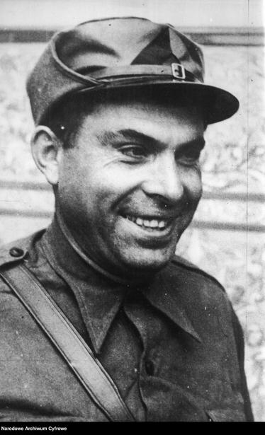Digitized photograph of Spanish militant Buenaventura Durruti, photographed in 1936, from the Polish national archives. He is facing to the side, smiling, wearing a military style cap. By Unknown author - Narodowe Archiwum Cyfrowe, Public Domain, https://commons.wikimedia.org/w/index.php?curid=96279974