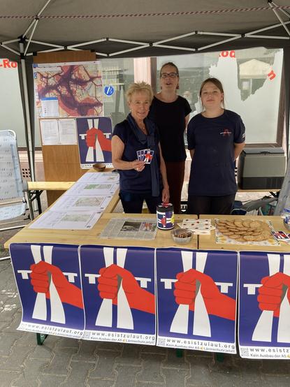 Unser Stand bei der Sommerstraße mit Plakaten, der Lärmkarte und drei Aktiven.
