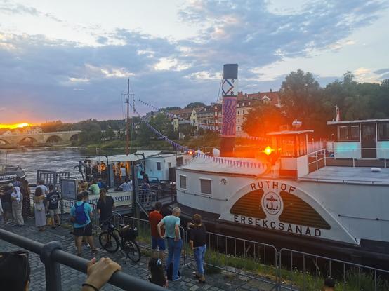 Band dixi-dogs auf dem Museumschiff Ruthof das in Regensburg vor Anker liegt. Mit jazzweekend Banner um den Schornstein (Dieselschiff)
