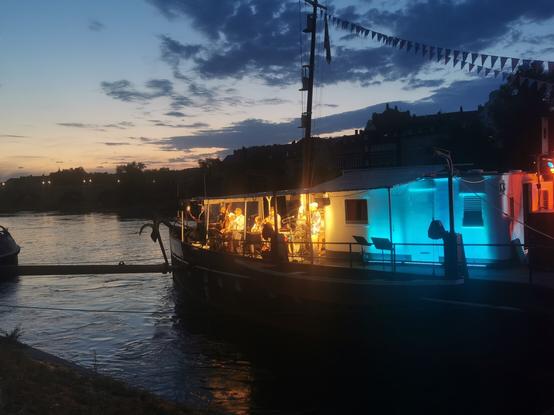 Band dixi-dogs auf dem Museumschiff Ruthof bei Dämmerung