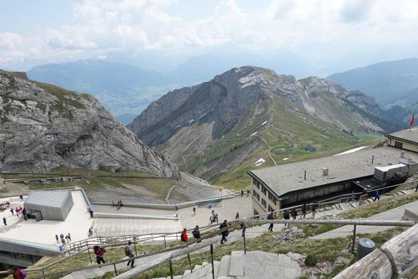 Restaurant rechts, Imbisbude links, außerhalb des Bildes nach links eigentliche Bergstation
